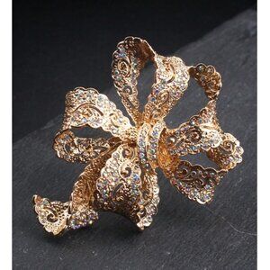 Elegant Atmospheric Ribbon Knot Brooch in Gold